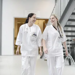 To sjukepleiarar som går i korridoren
