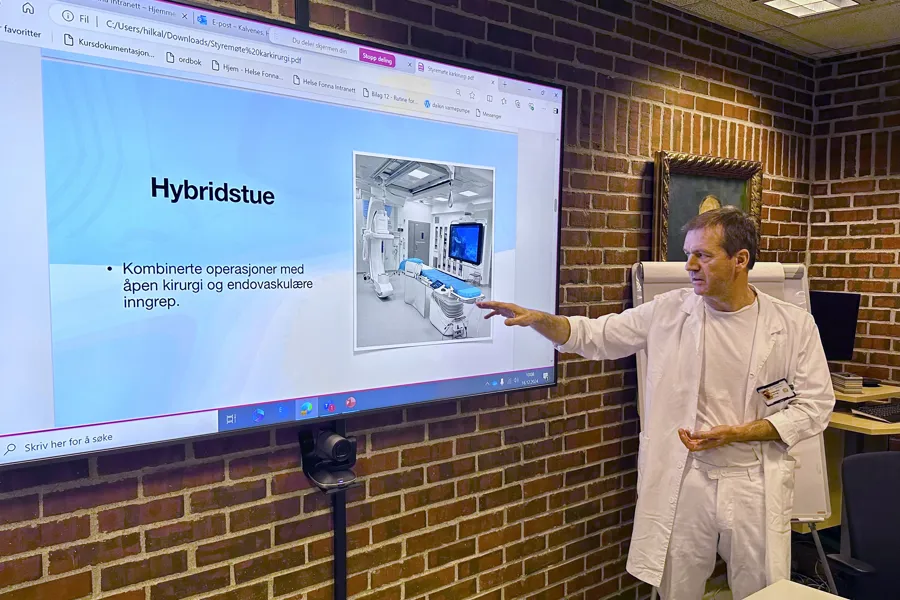 En mann som holder en presentasjon