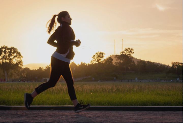 Åslaug er jordmor i Helse Fonna og liker å løpe (Foto)