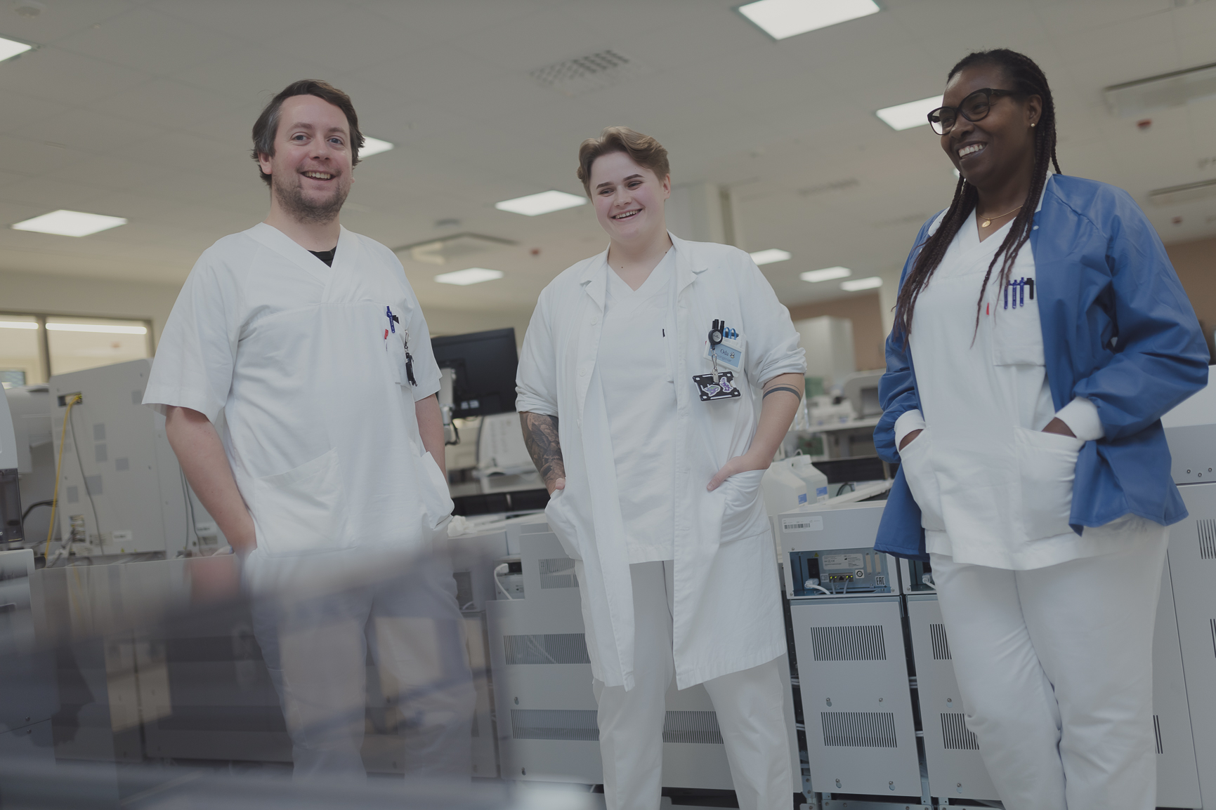 En gruppe mennesker i hvite laboratoriefrakker
