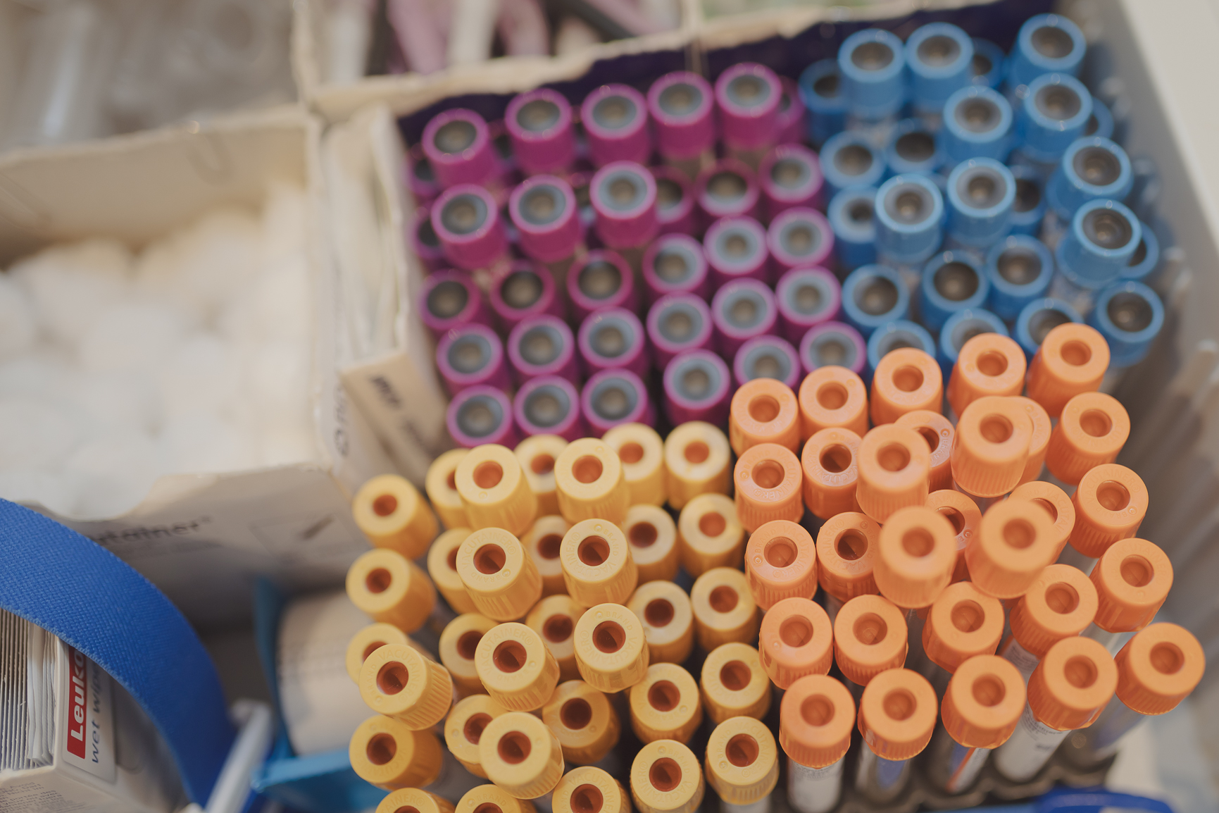 En gruppe fargerike objekter