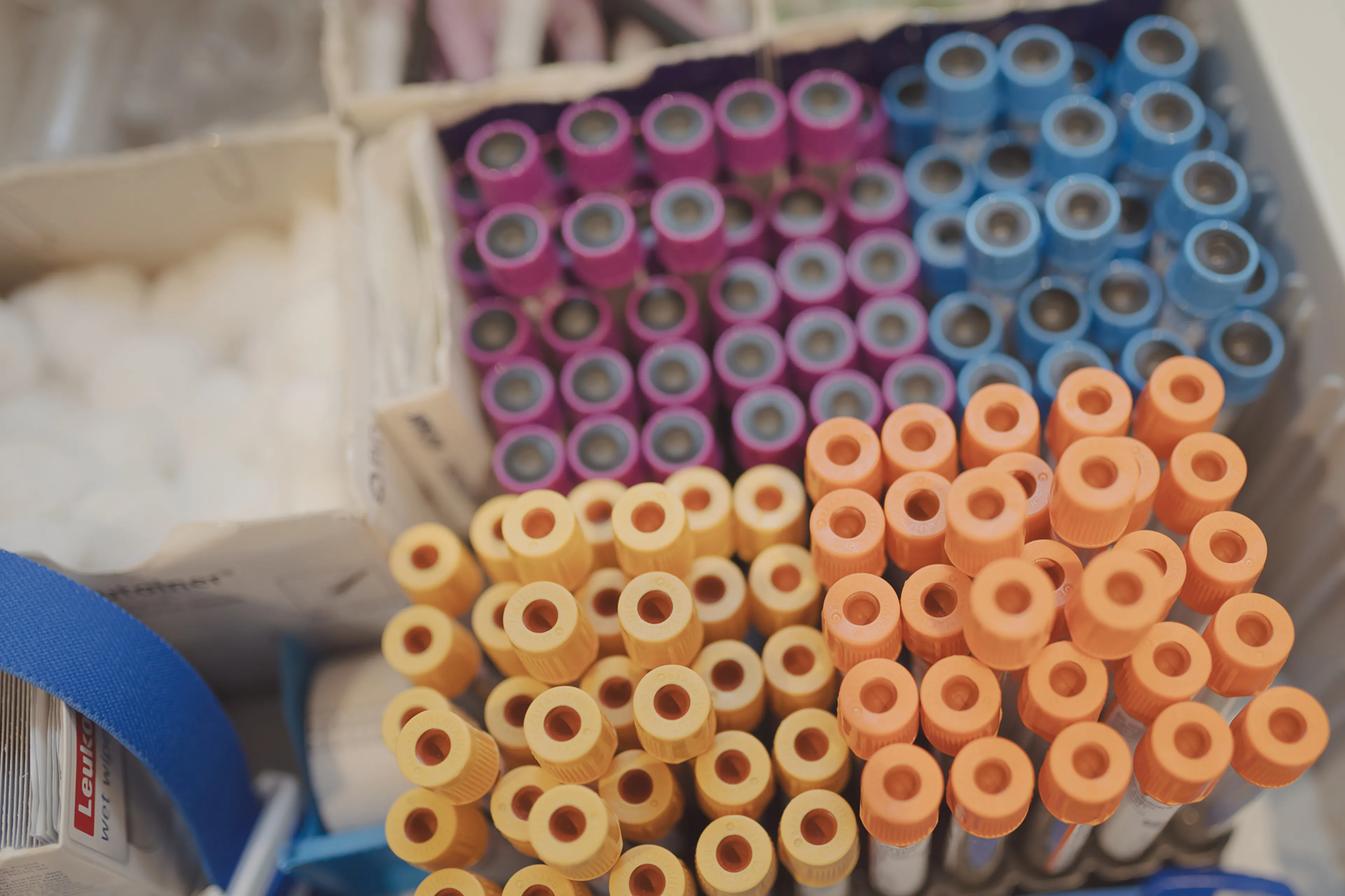 En gruppe fargerike objekter