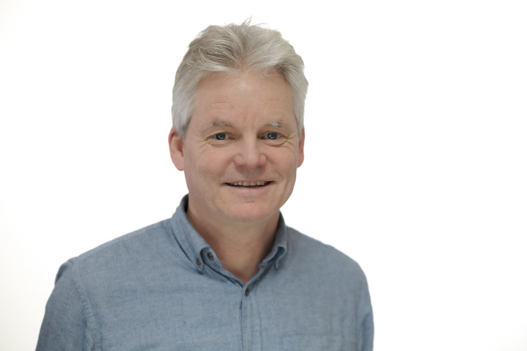 En mann med hvitt hår