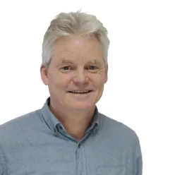 En mann med hvitt hår