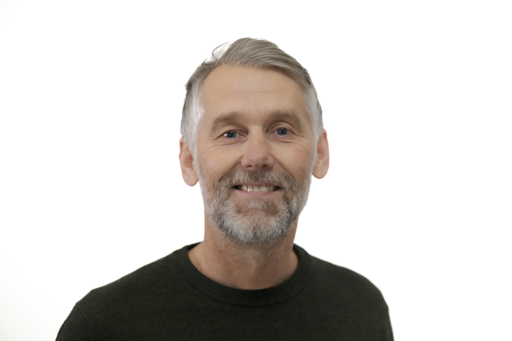 En mann som smiler til kameraet