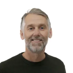 En mann som smiler til kameraet