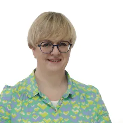 En person som bruker briller