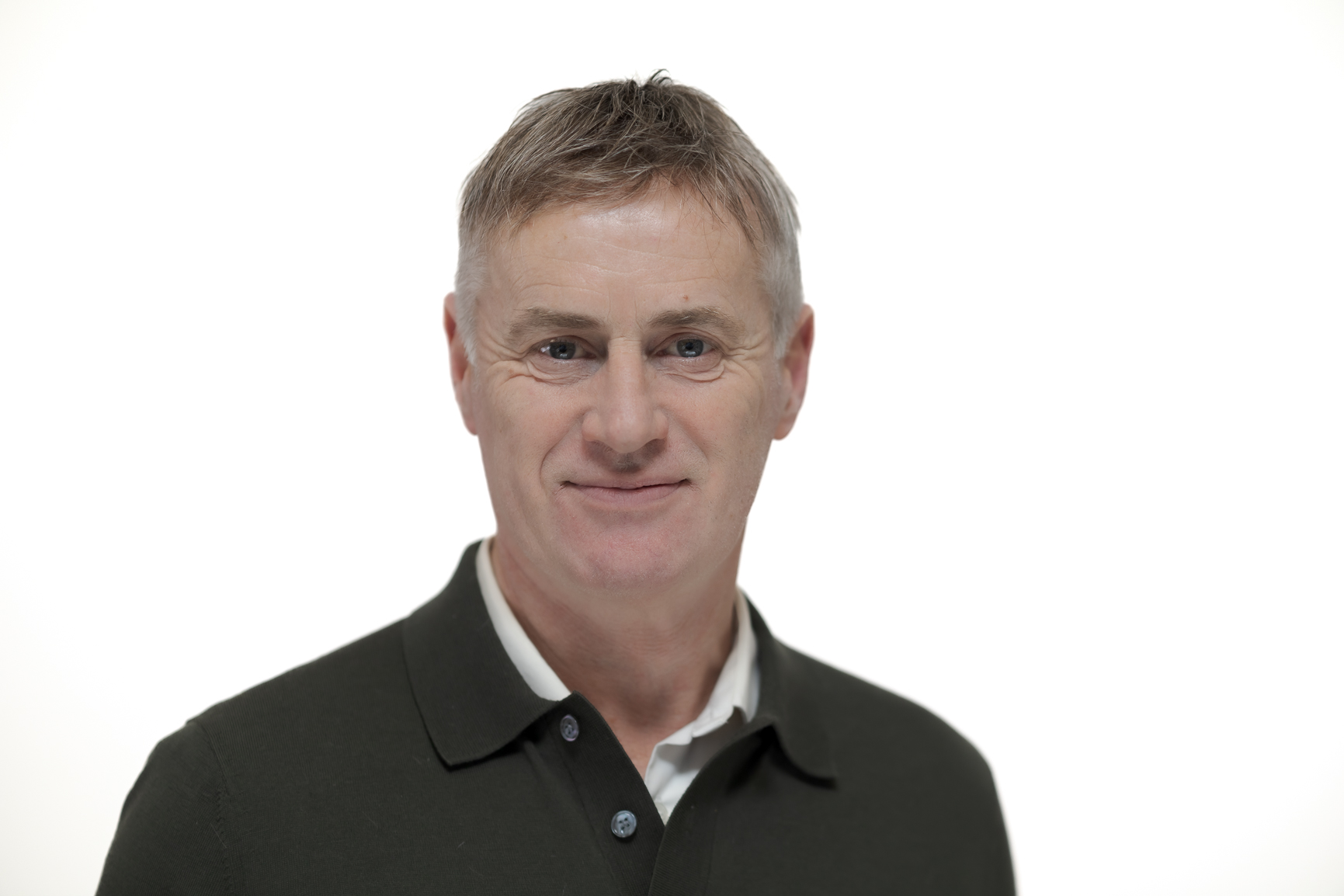 En mann i svart skjorte