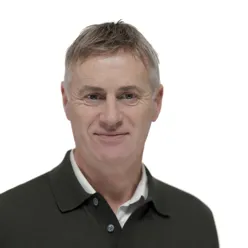 En mann i svart skjorte