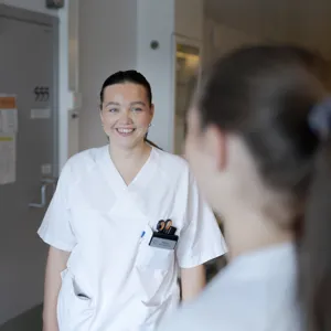 En gruppe kvinner i hvite skjorter