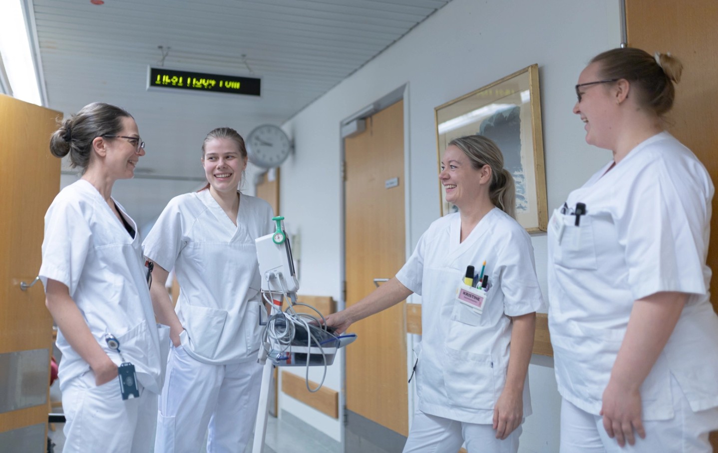 En gruppe mennesker i hvite laboratoriefrakker