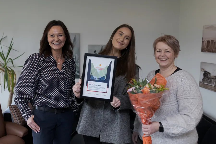 En gruppe kvinner som holder et innrammet bilde