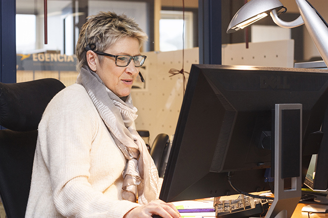 En person som sitter ved en datamaskin