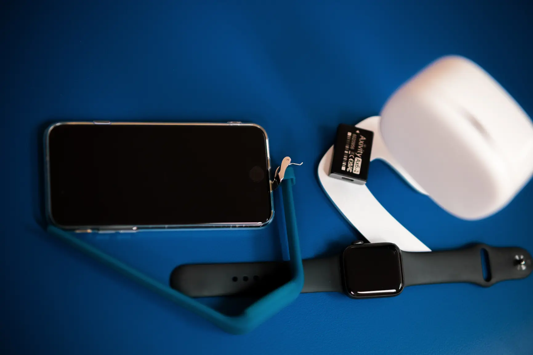 En mobiltelefon, en klokke og annet utstyr