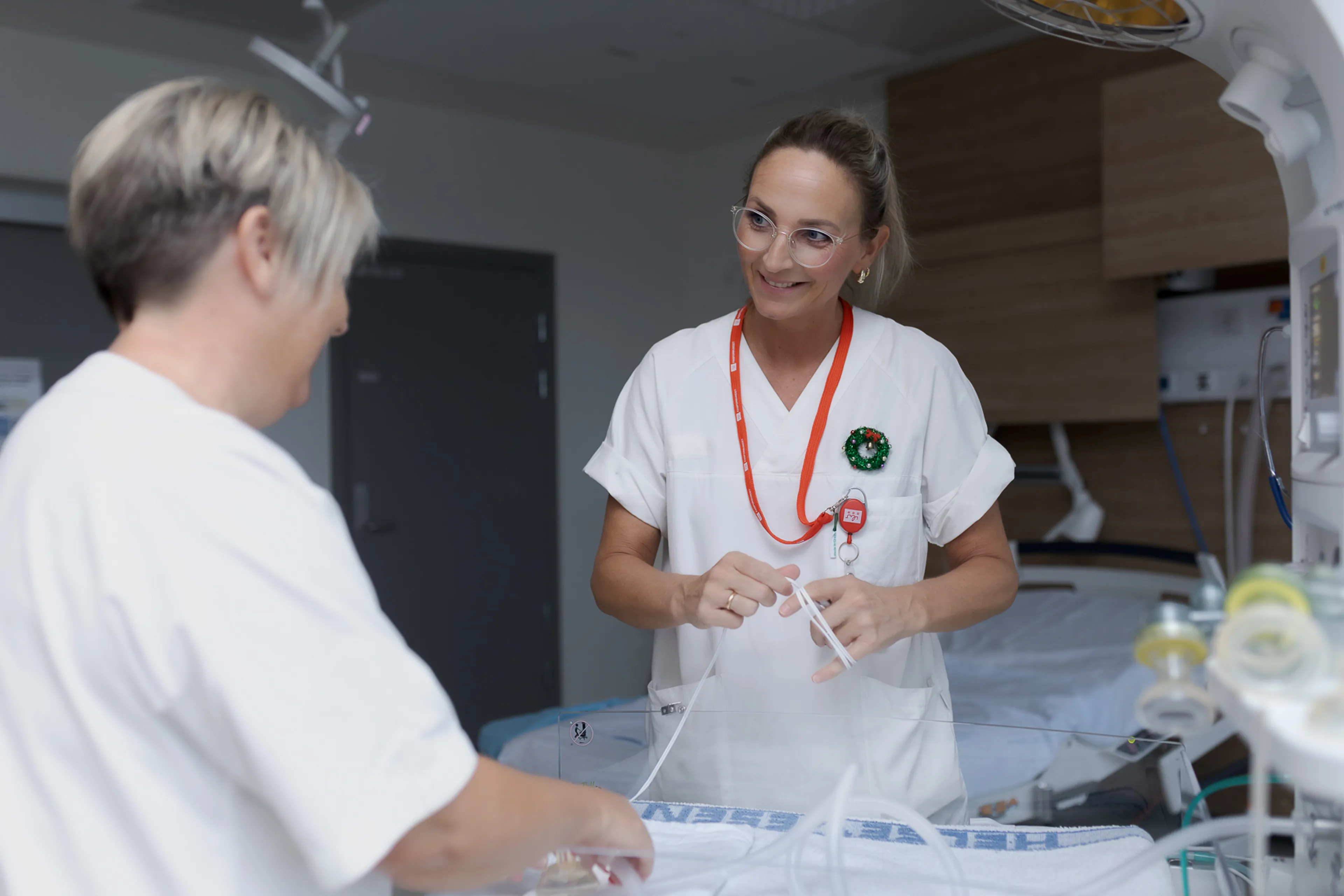 En lege som snakker med en pasient