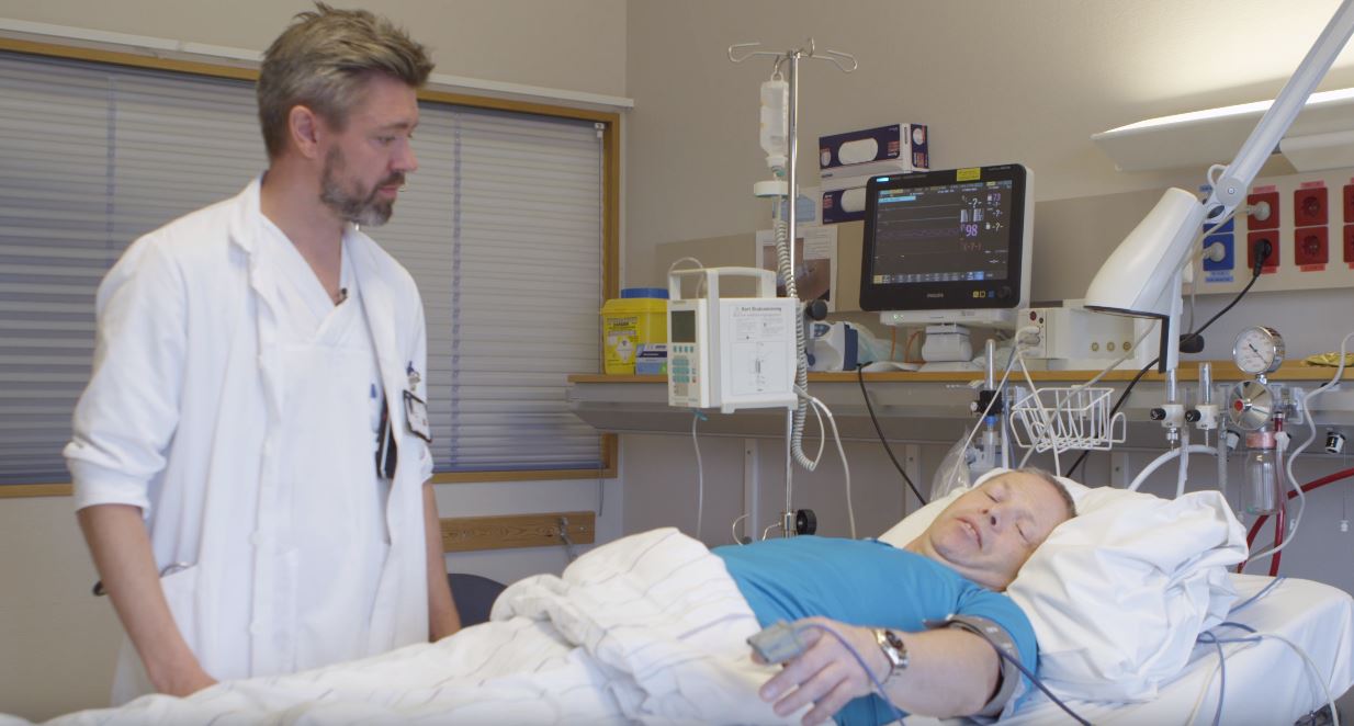 Lege og pasient på sjukehus. (Foto)