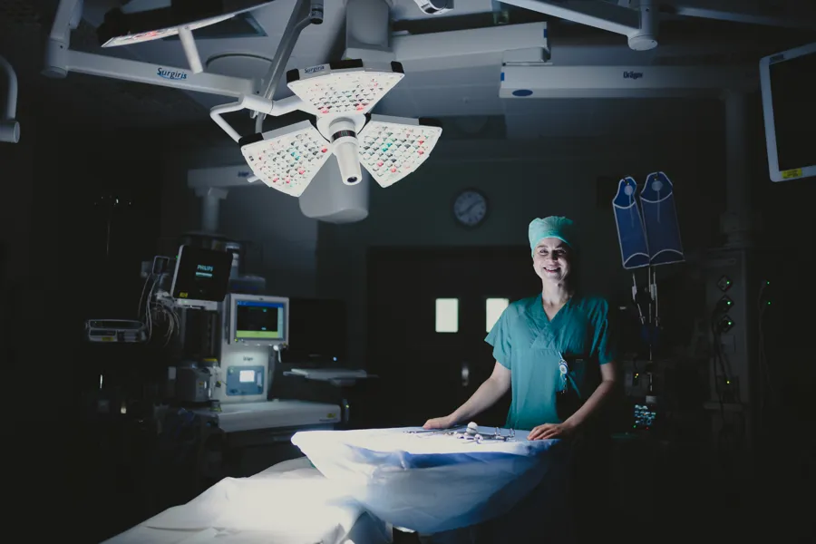 En mann på et sykehusrom