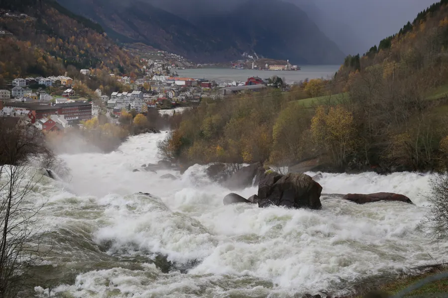 Vann som strømmer nedover en elv