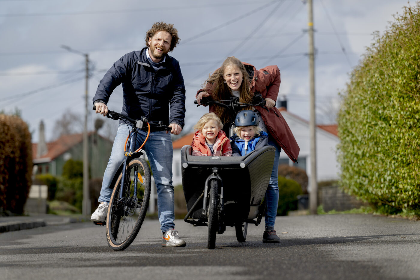 En mann og en kvinne med barn på sykkel