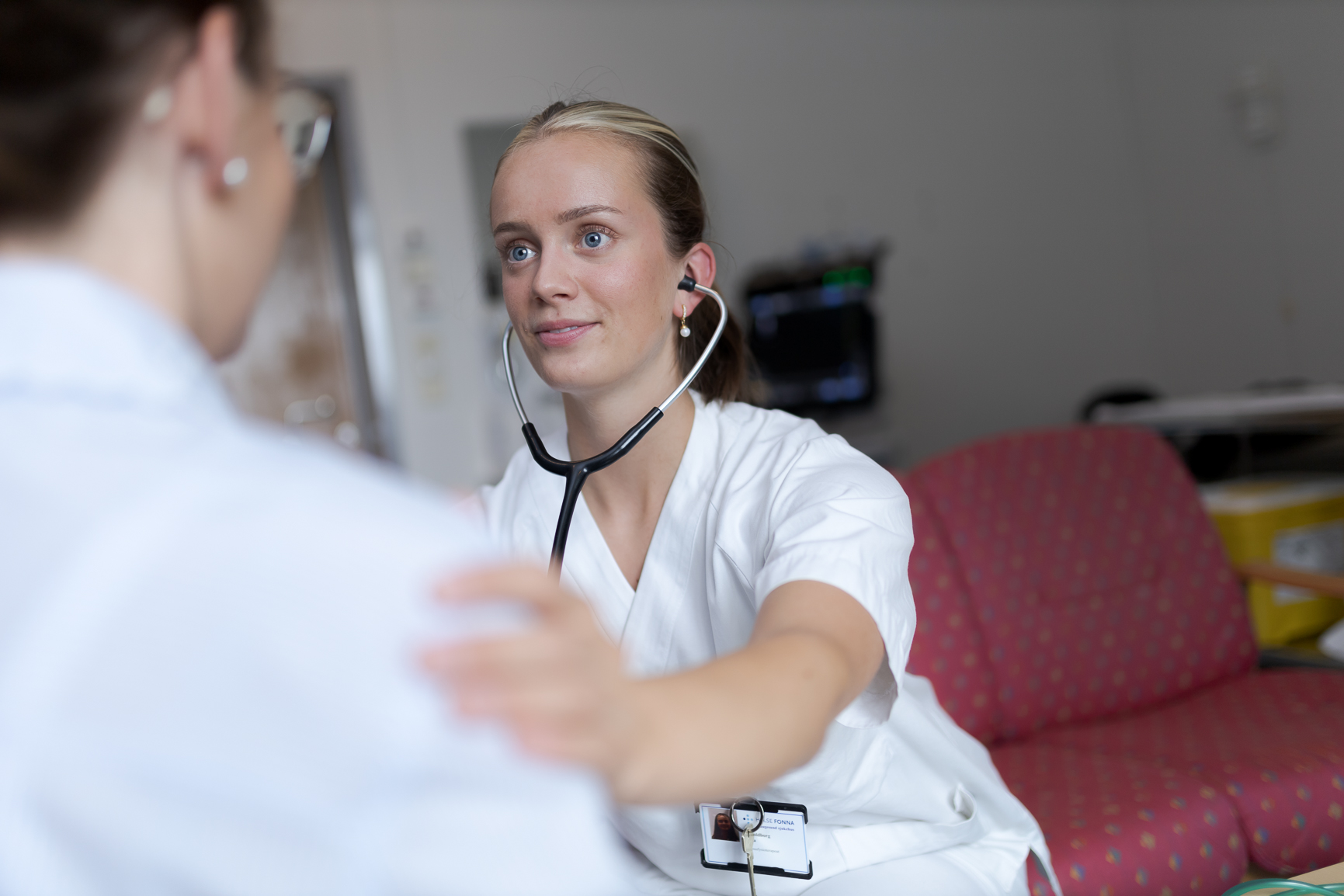 En lege som snakker med en pasient