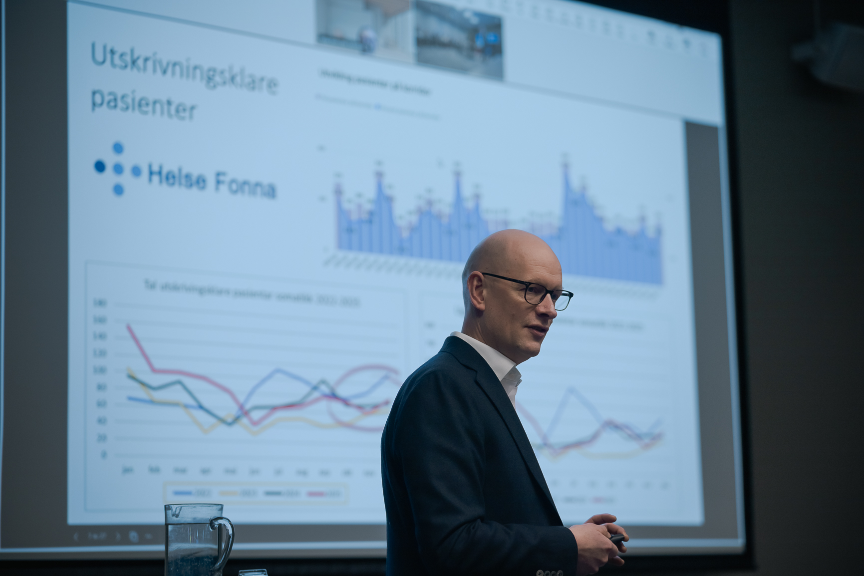 En mann som står foran en skjerm