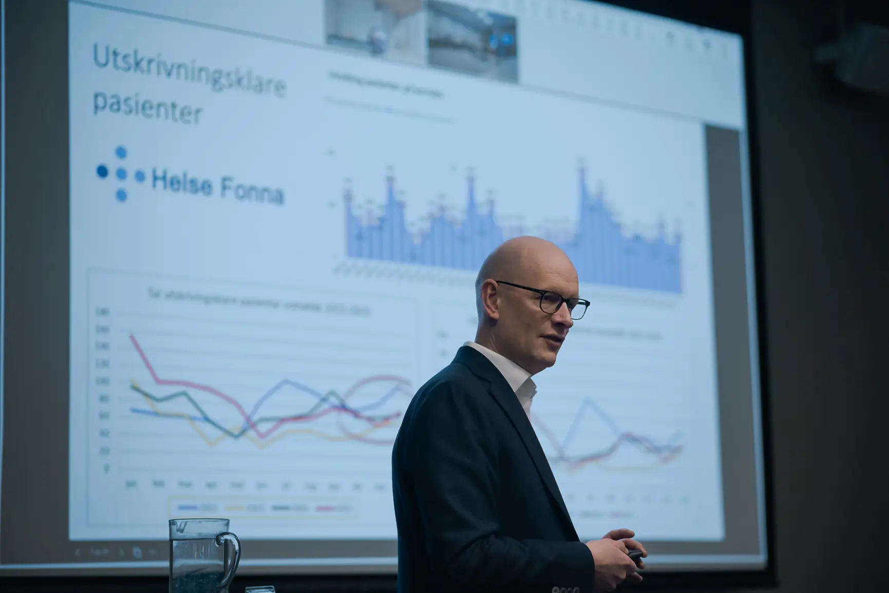 En mann som står foran en skjerm