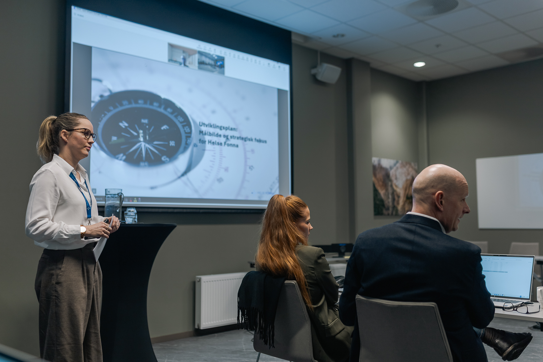 En person som forklarer noe til en gruppe mennesker