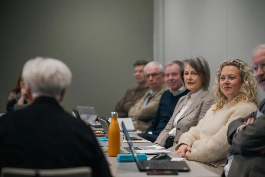 En gruppe mennesker som sitter ved et bord