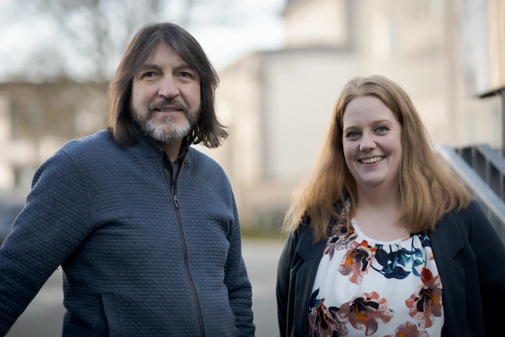 En mann og kvinne som smiler