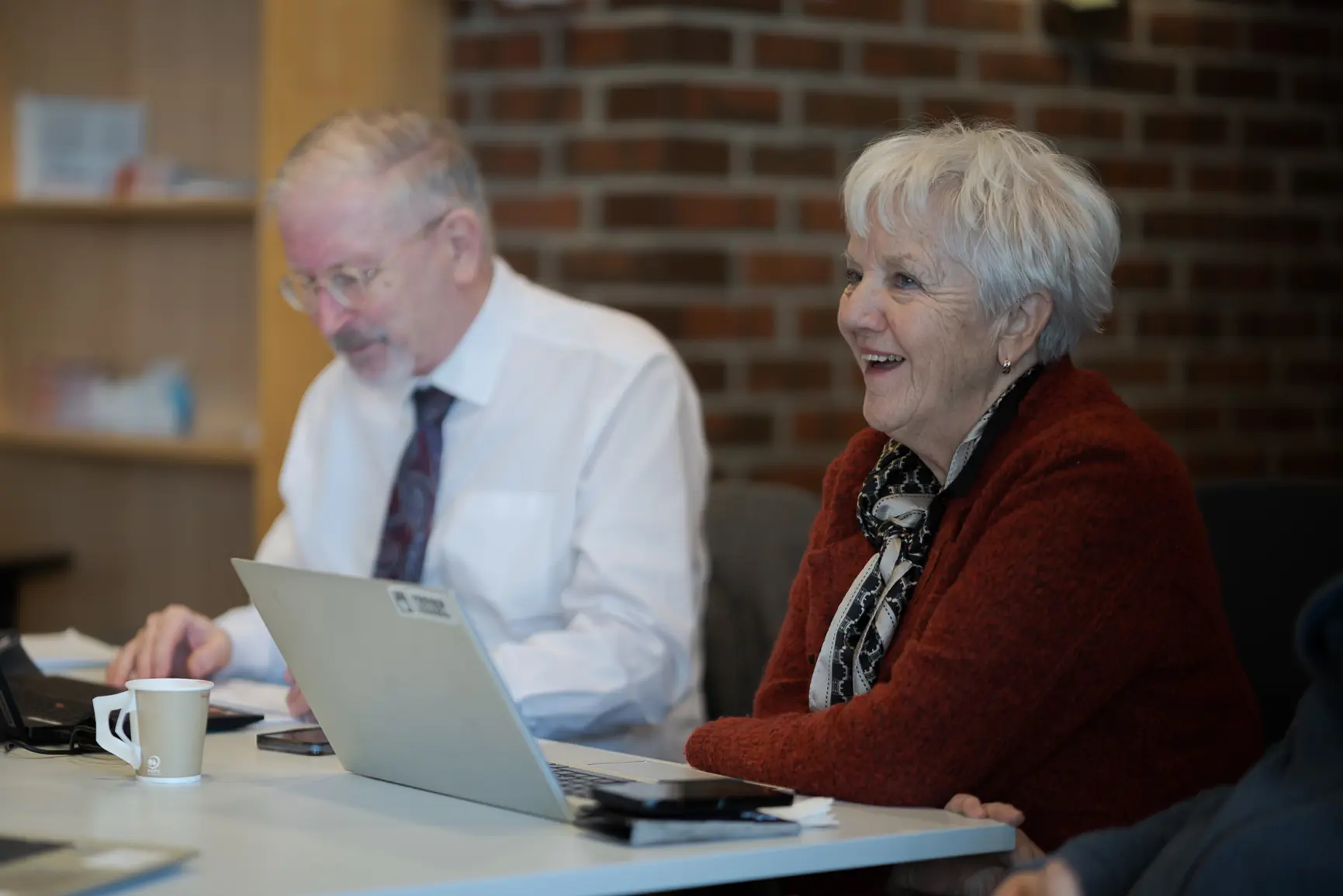 En mann og en kvinne som ser på en bærbar datamaskin