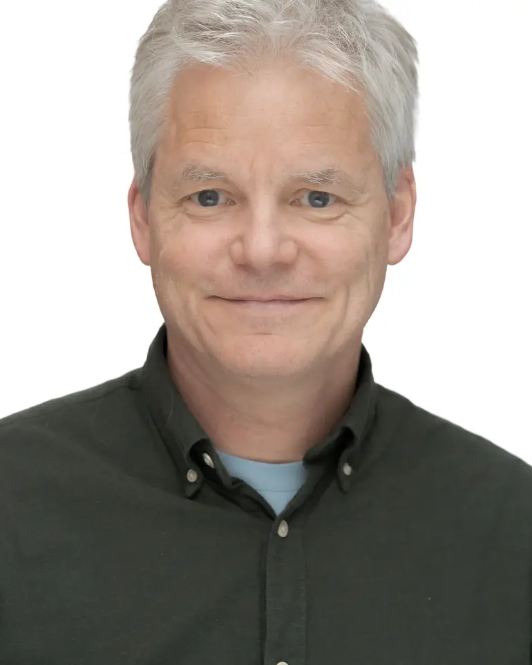 En mann med grått hår