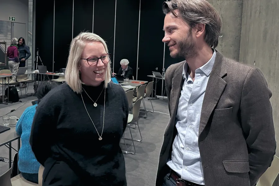 En mann og en kvinne som smiler