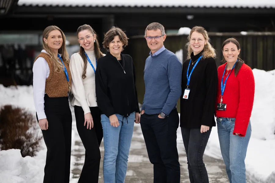 En gruppe mennesker som poserer for et bilde