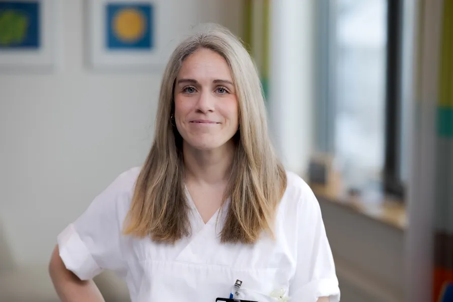 En kvinne med langt hår