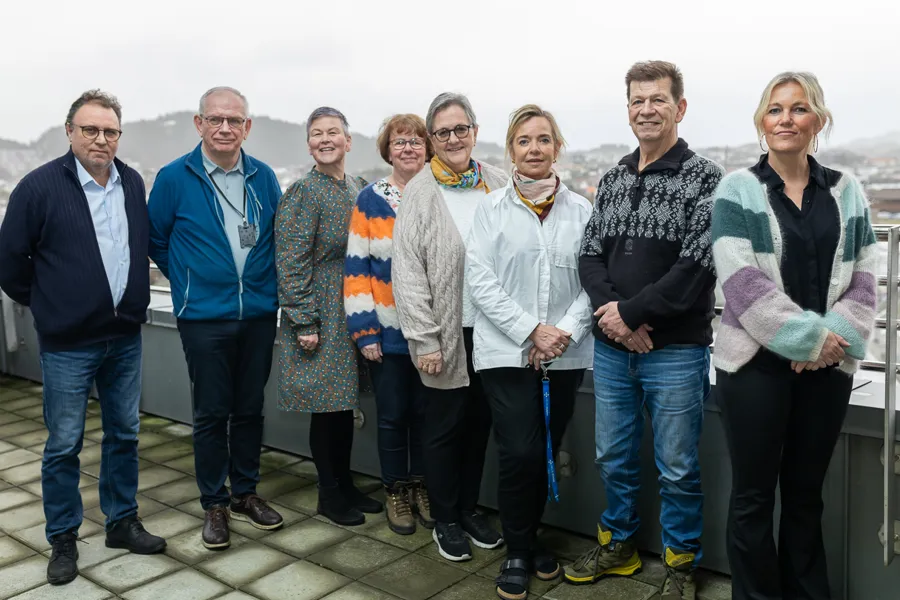 En gruppe mennesker som poserer for et bilde