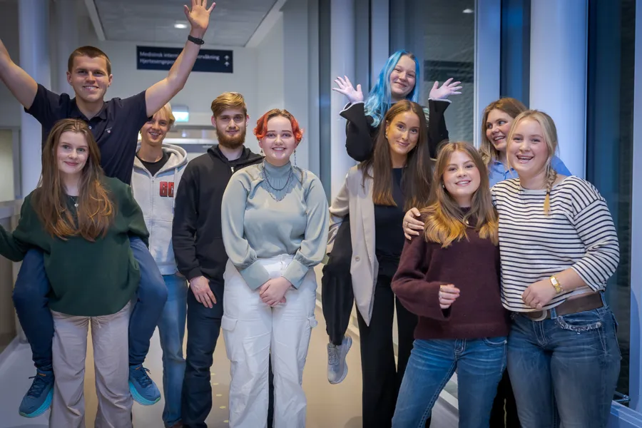 En gruppe mennesker som poserer for et bilde