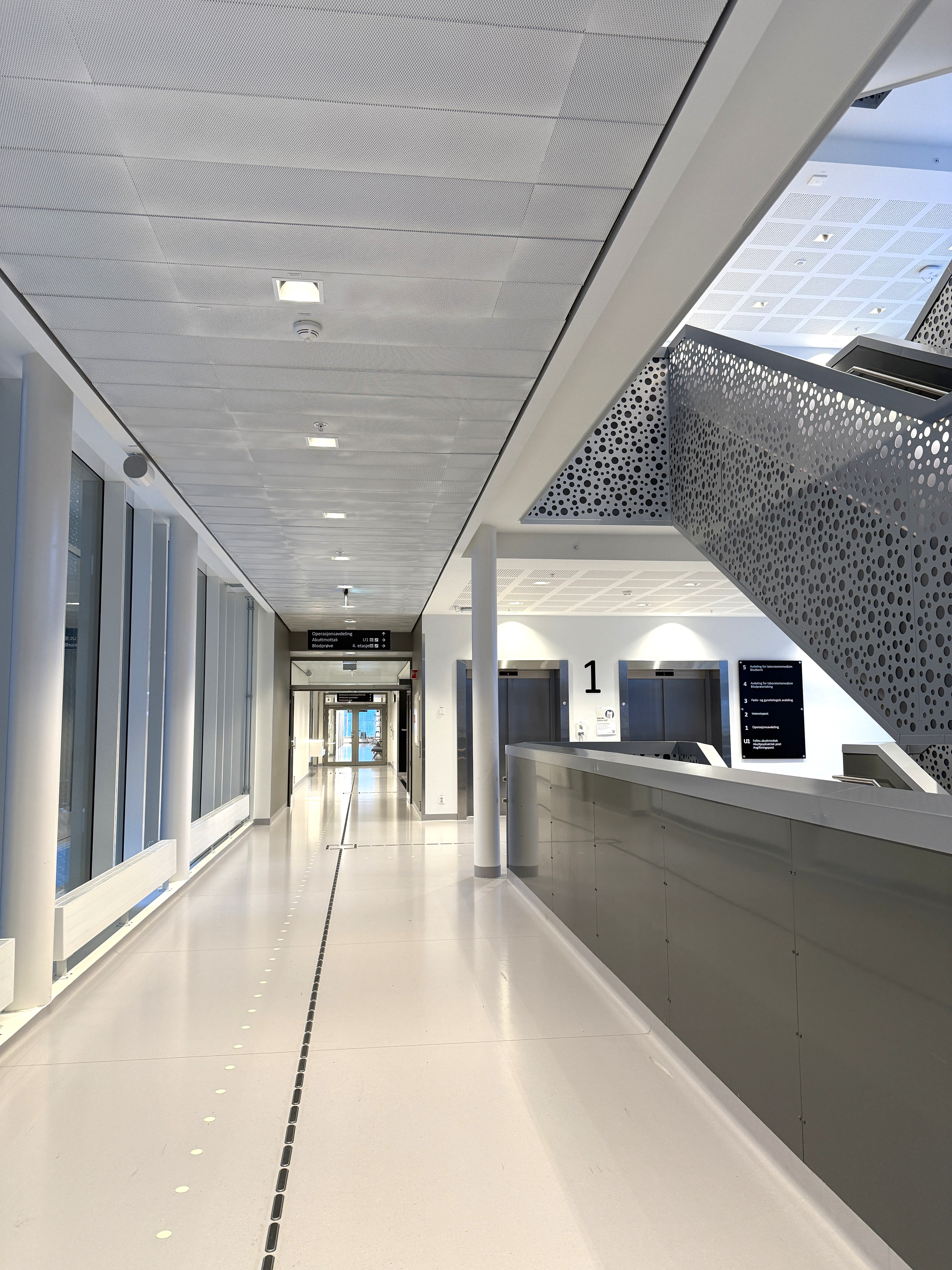 Sykehusgang med trapp og vinduer