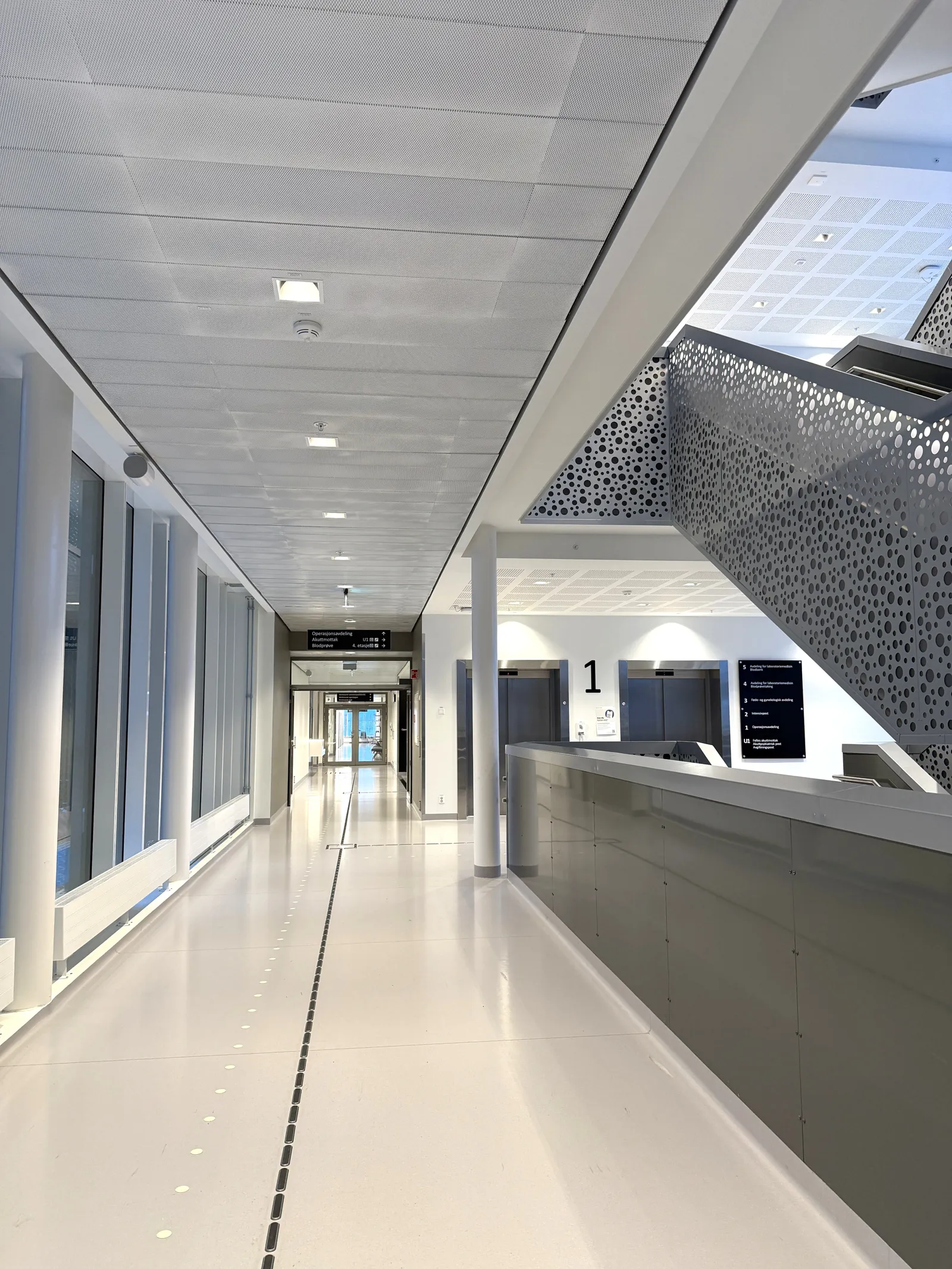Sykehusgang med trapp og vinduer