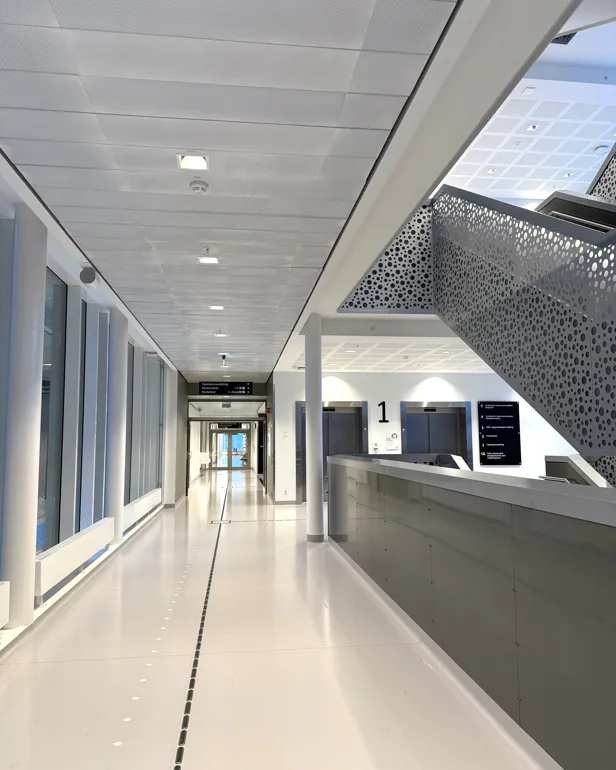 Sykehusgang med trapp og vinduer