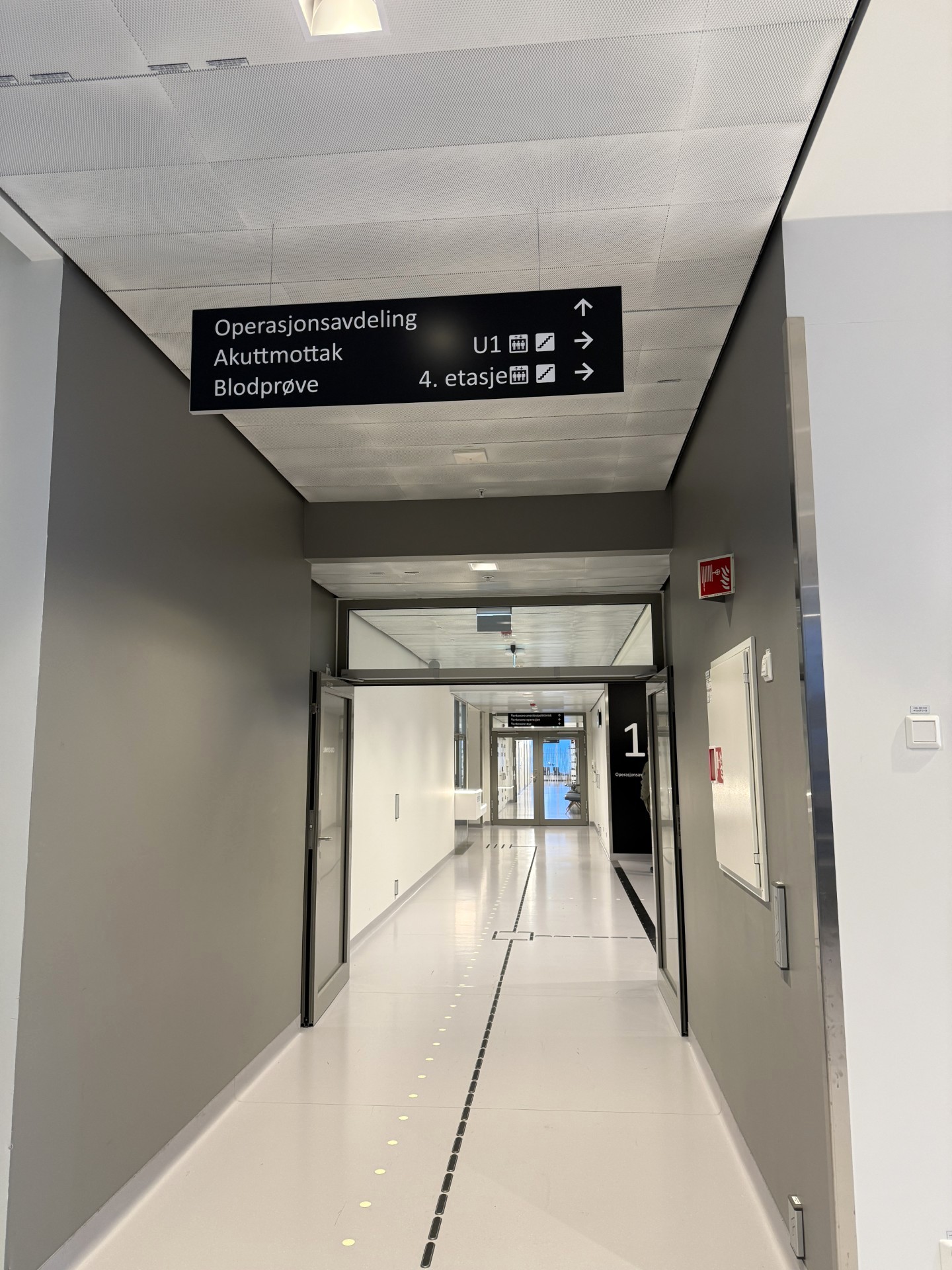 En korridor med et skilt over