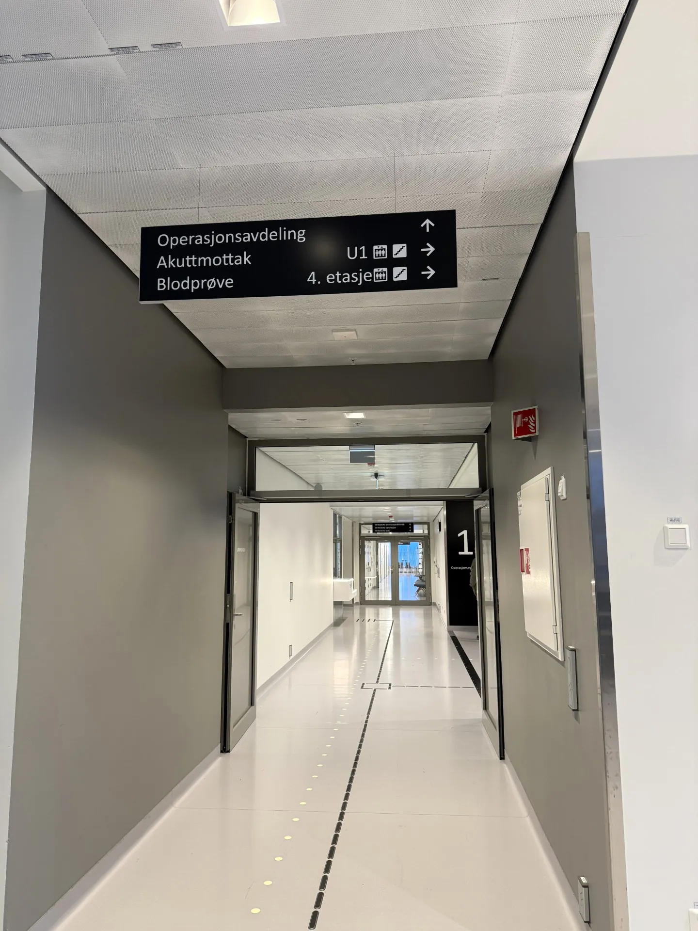 En korridor med et skilt over