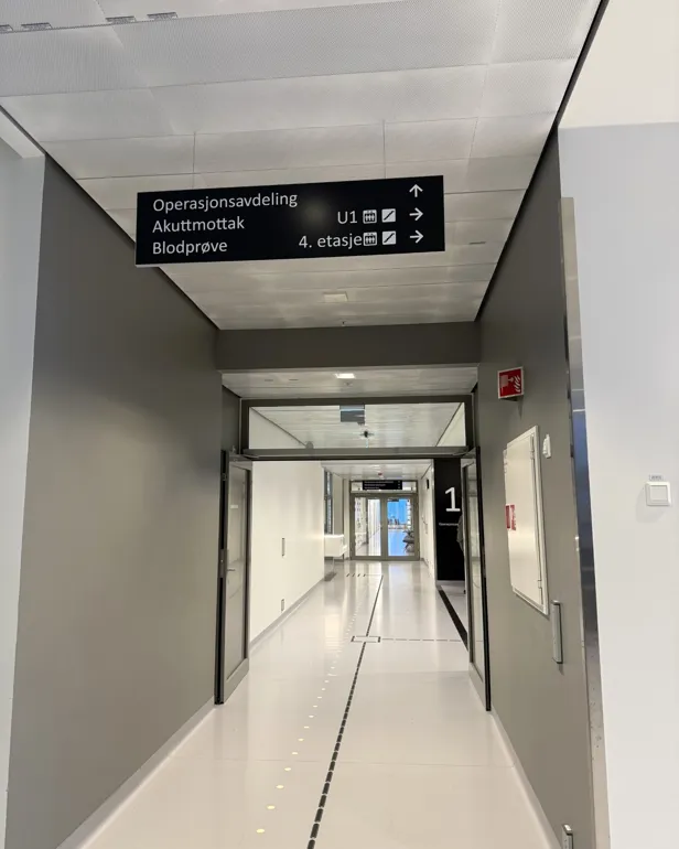 En korridor med et skilt over