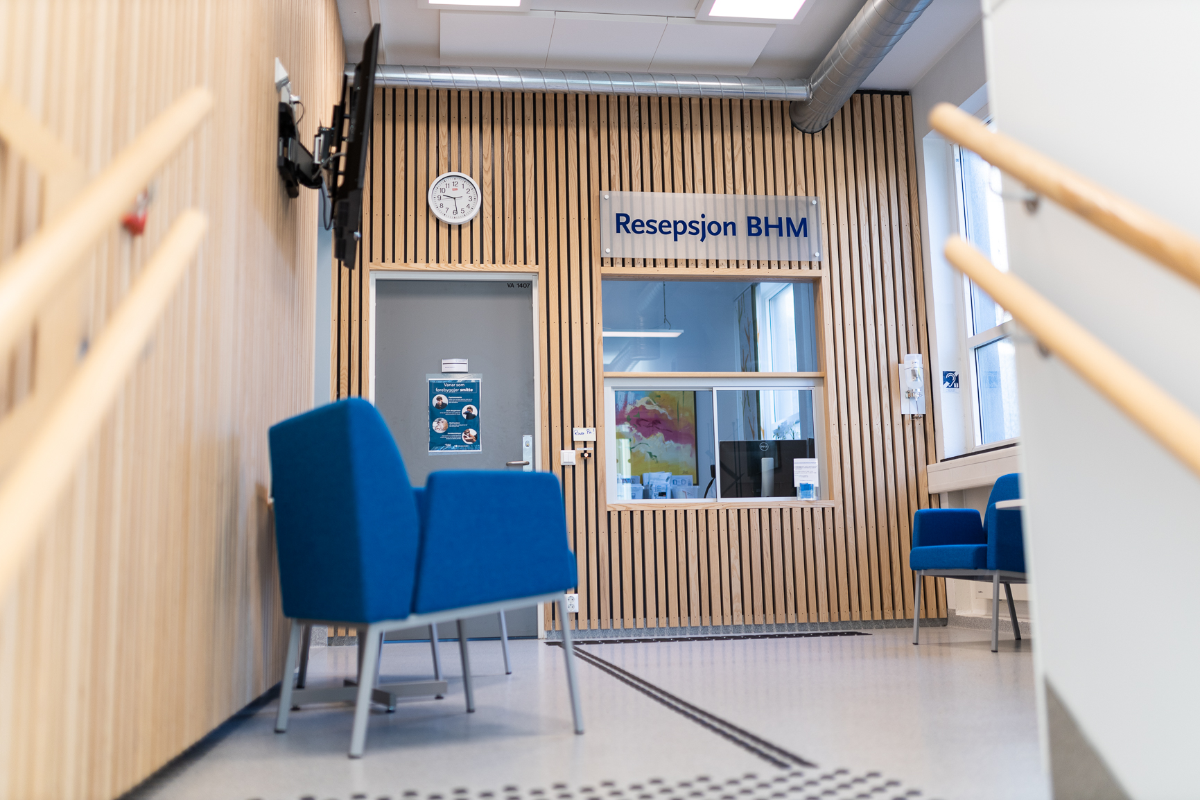 Et rom med stoler og en dør