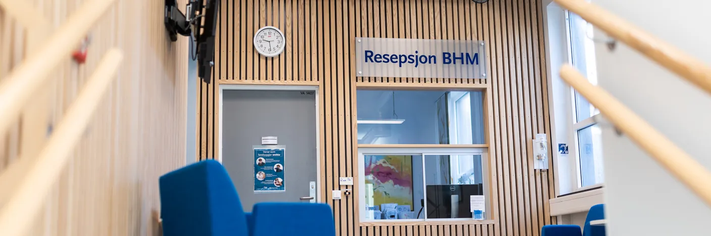 Et rom med stoler og en dør