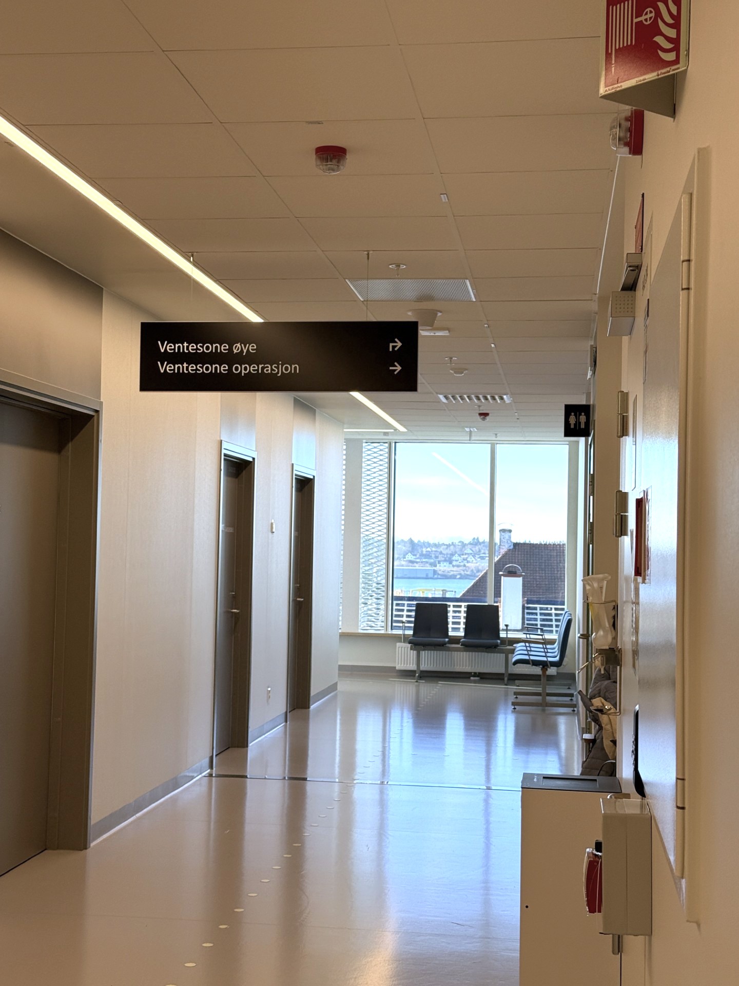 En korridor med et skilt over