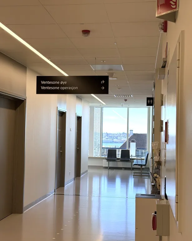 En korridor med et skilt over