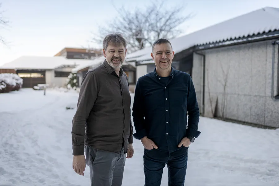 To menn som står i snøen