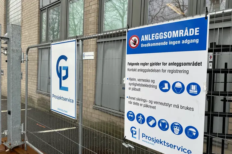 Et skilt på en bygning