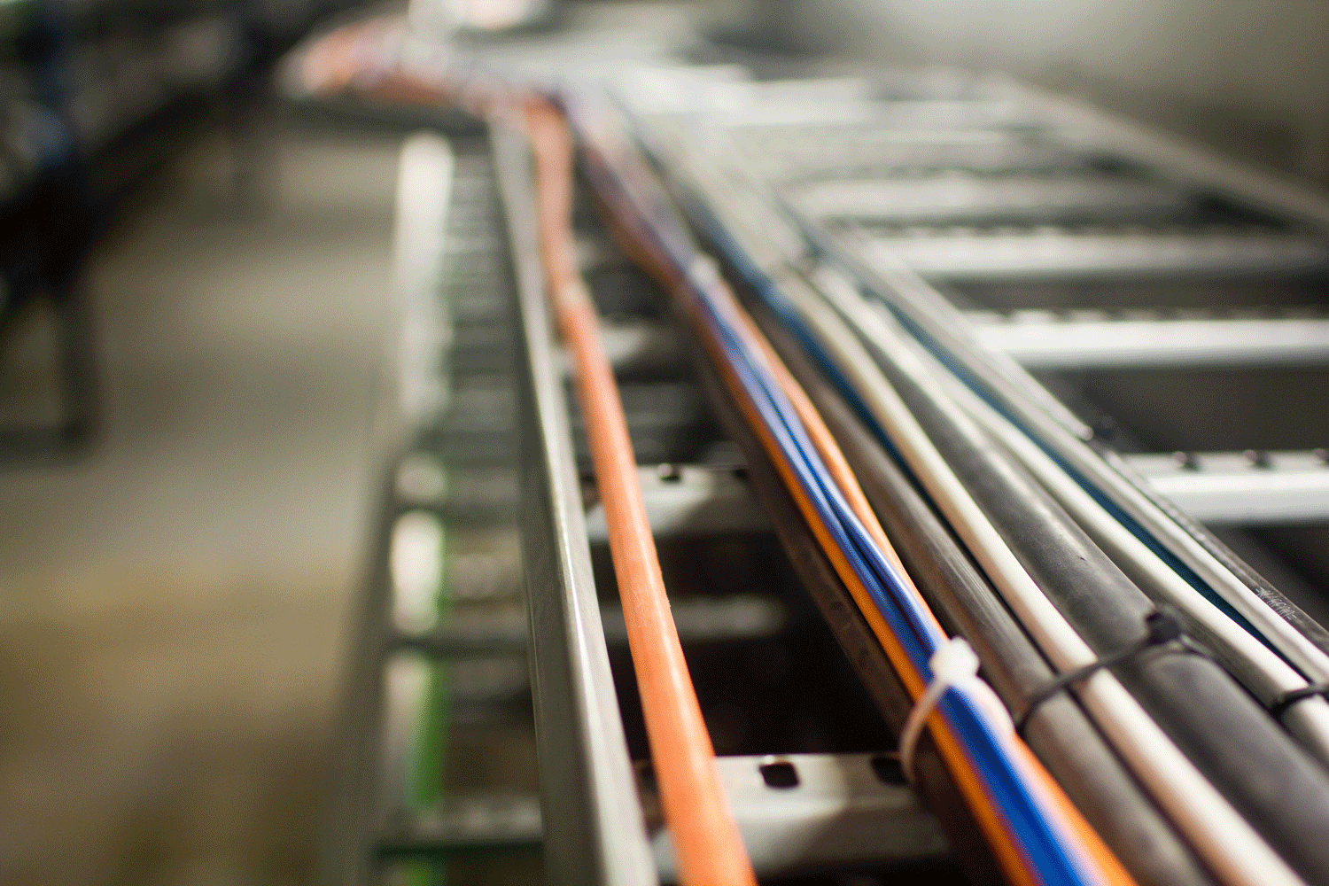 Mange elektriske kabler