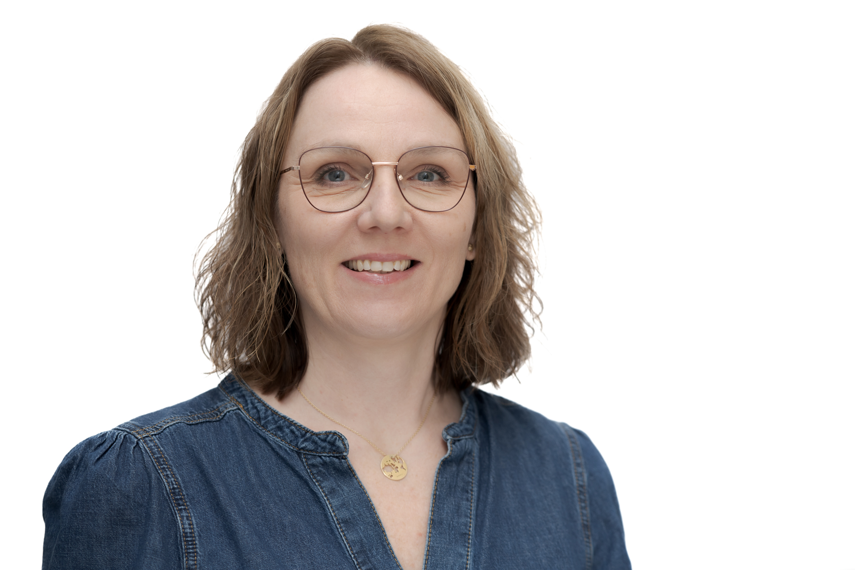 En kvinne med briller